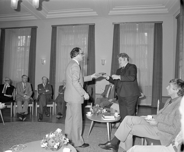 884055 Afbeelding van burgemeester H.J.L. Vonhoff die een geschenk ontvangt bij een afscheidsbijeenkomst met de ...